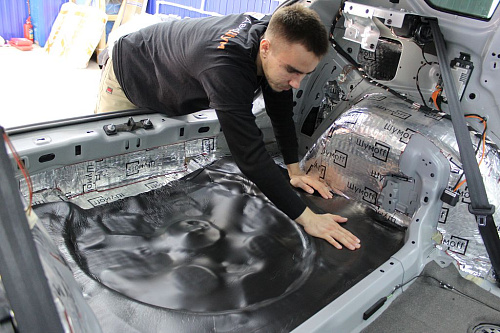 Клеим шумопоглотитель на дно багажника Фольксваген Тигуан