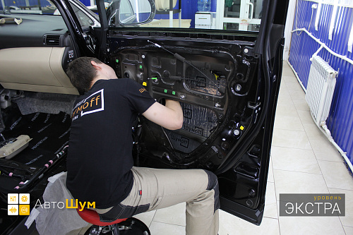 Клеим виброизоляцию внутрь двери Лексус РХ 350