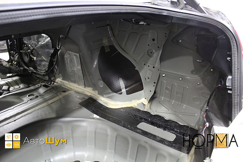 Штатная виброизоляция на арках и крыльях Nissan Teana