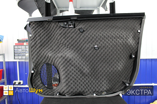 Оклеиваем шумопоглотителем обшивку двери Субару Форестер