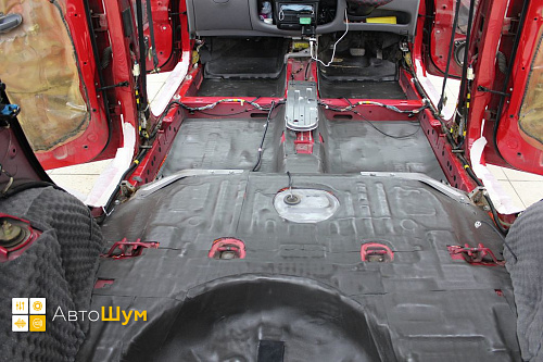 Клеим на дно багажника Шумофф Base 4 Тойота Функарго