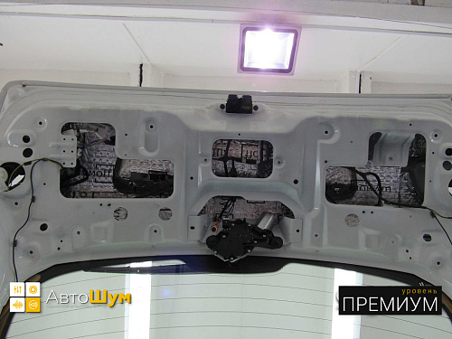 Клеим Шумофф Joker на пятую дверь Кашкая.