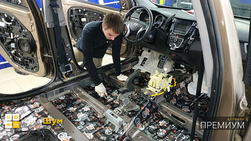 Клеим виброизоляцию на днище Хендай Ай 30