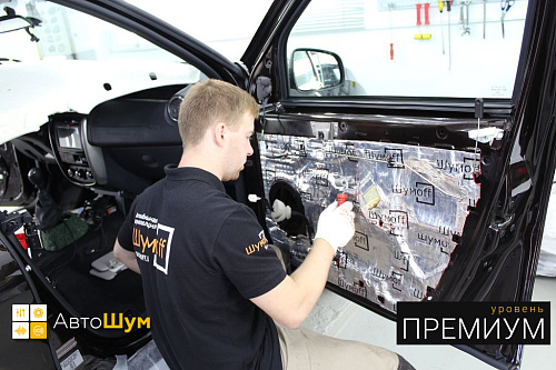 Оклеиваем виброизоляцией технологические отверстия дверей Ниссан Террано