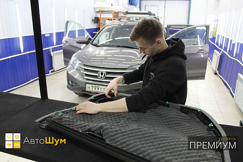 Оклеиваем шумопоглотителем обшивку двери Хонда ЦР-В 4