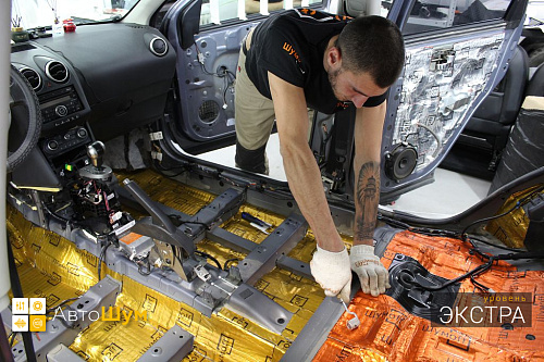 Клеим виброизоляцию на пол Ниссан Кашкай Джи10