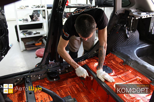 Клеим Шумофф М4 на пол Лада ИКС РЕЙ