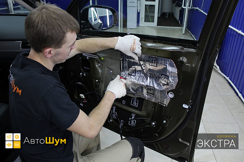 Оклеиваем технологические отверстия двери Митсубиси Аутледер