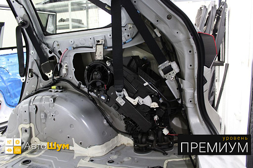 Заводская виброизоляция на арках Тойоты Хайлендер.