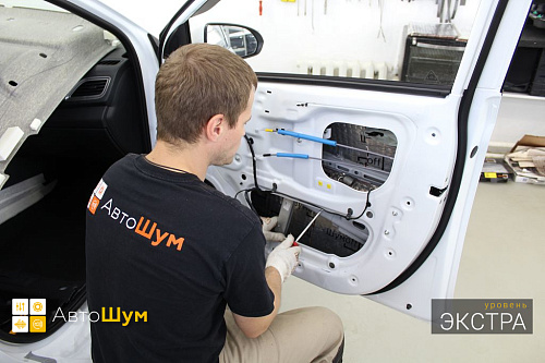 Клеим виброизоляцию внутрь двери Хендай Солярис