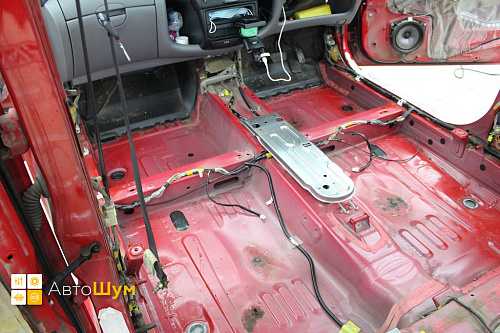 Штатная шумоизоляцияТойота Функарго