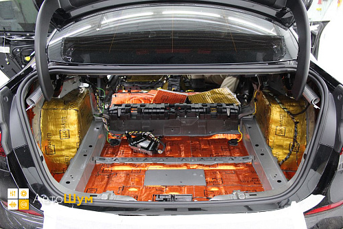 Виброизоляция багажника БМВ 2