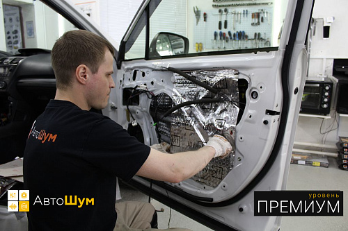 Клеим второй слой на двери Субару Форестер
