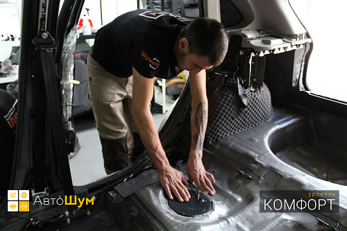 Клеим Шумофф Base 4 на пол Лада ИКС РЕЙ