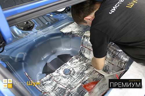 Клеим Шумофф Black Joker на дно багажника Киа Рио.