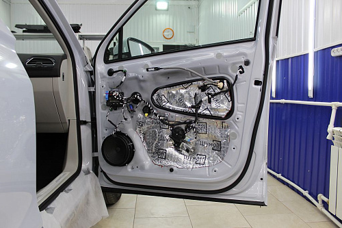 Звукоизоляция двери Фольксваген Тигуан.