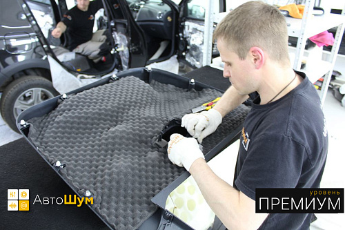 Оклеиваем шумопоглотителем дверную обшивку Рено Сандеро
