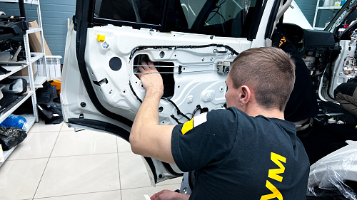 Шумоизоляция  дверей Митсубиси Паджеро