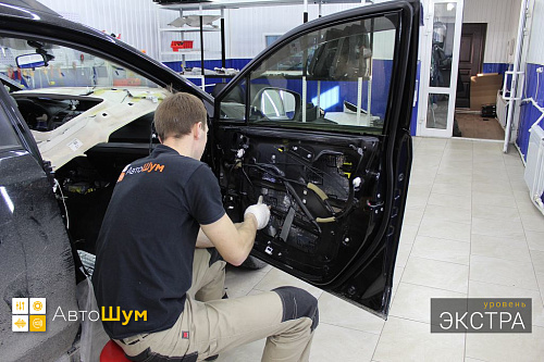 Клеим виброизоляцию внутрь двери Субару ХВ