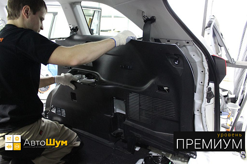 Разбираем багажник Тойоты Хайлендер