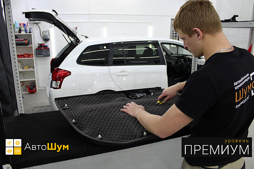 Оклеиваем шумопоглотителем обшивку двери Тойота Филдер
