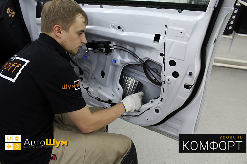 Клеим Шумофф М2 внутрь двери Ниссан Альмеры.