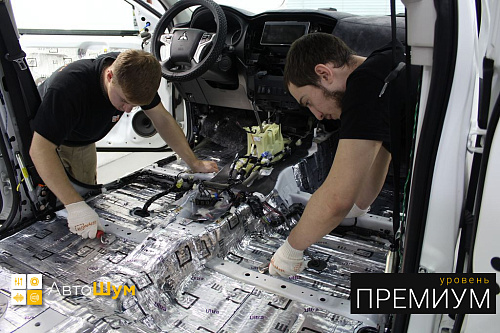 Клеим виброизоляцию на днище Митсубиси Паджеро Спорт