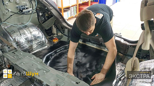 Клеим Герметон 7Л на дно и арки багажника Ниссан Мурано