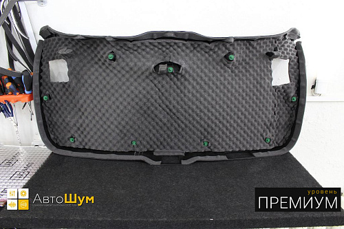 Оклеиваем обшивку пятой двери Absorber А15 на Мазде Сх 5.