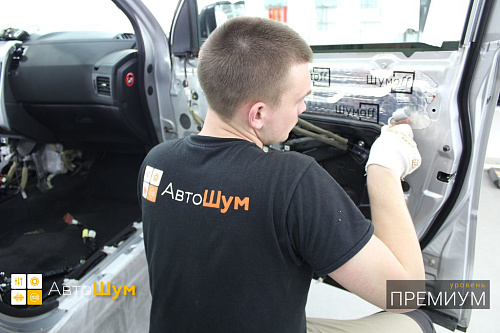 Клеим второй слой на двери Ниссан Х-Трейл Т31