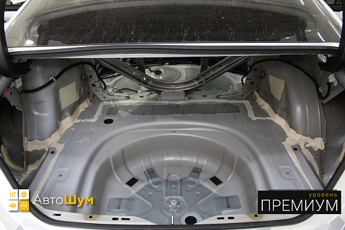 Штатная виброизоляция в багажнике Тойоты Камри XV70