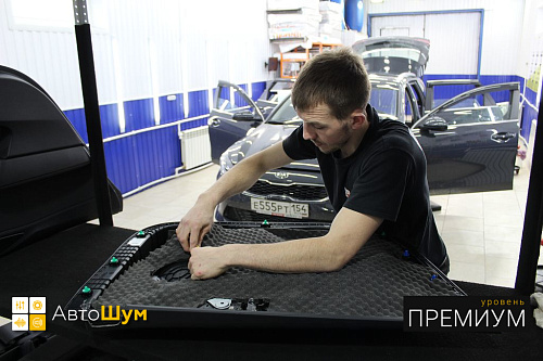 Клеим шумопоглотитель на дверную обшивку Киа Сид