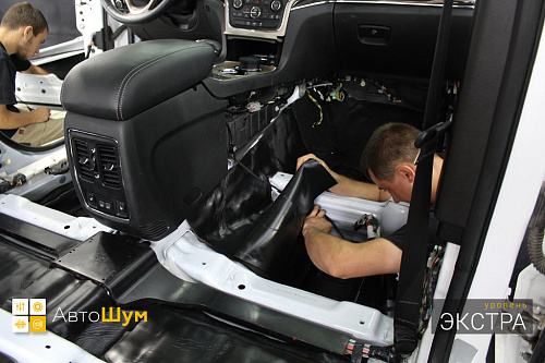 Клеим звукоизолятор Практик Финиш третьим слоем на днище Джип Гранд Чероки