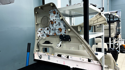 Оклейка виброизоляцией технологических отверстий двери на Митсубиси Паджеро