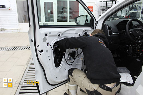 Клеим виброизоляцию в двери Шкода Карок