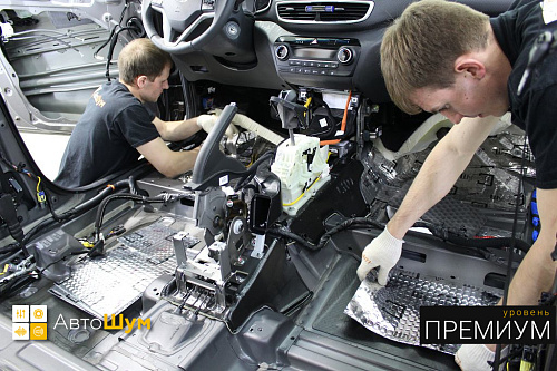 Клеим виброизоляцию ШУмофф Black Joker на пол Хендай Туссан