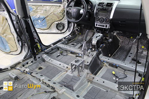 Штатная шумоизоляция пола Тойота Королла E150