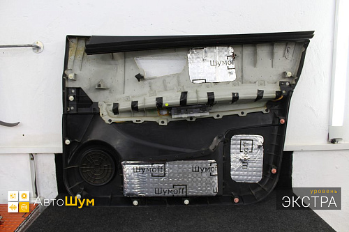 Оклеиваем виброизоляцией обшивку двери Ниссан Кашкай Джи10