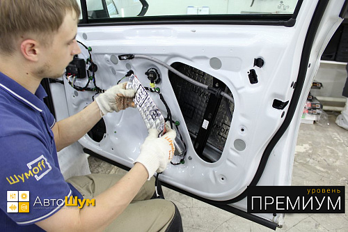 Клеим Шумофф Joker первым слоем в двери Фольксваген Пассат.