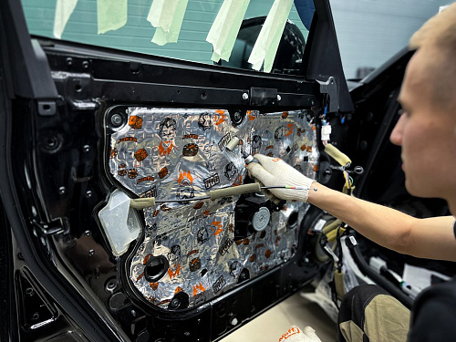 Оклейка технологических отверстий дверей виброизоляцией Инфинити ФХ35