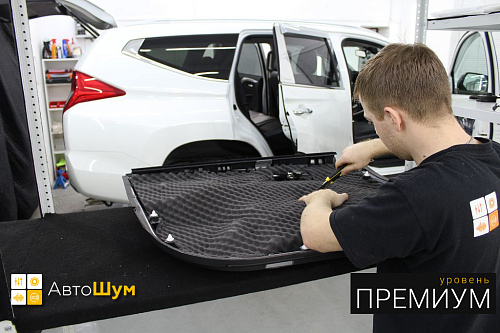 Клеим шумопоглотитель на обшивку Митсубиси паджеро Спорт