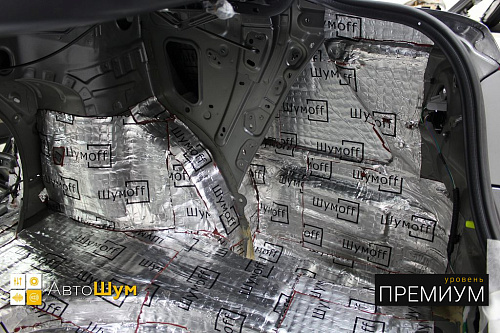 Клеим Шумофф Black Joker на арки в багажнике Тойоты Камри XV40