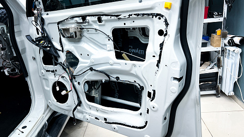 Шумоизоляция дверей Митсубиси Паджеро
