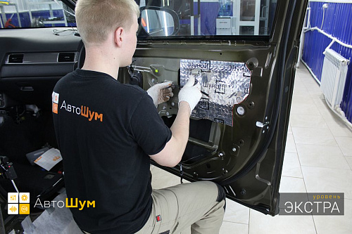 Оклеиваем технологические отверстия двери Митсубиси Аутледер.