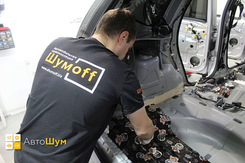 Клеим виброизоляцию на дно багажника Рено Дастер