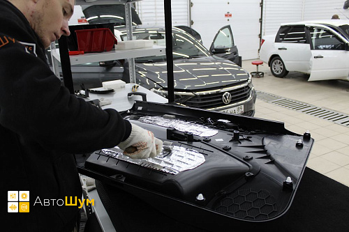 Оклеиваем шумопоглотителем обшивку двери Фольксваген Поло Мк6