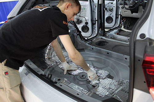 Клеим виброизоляцию на дно багажника Фольксваген Тигуан