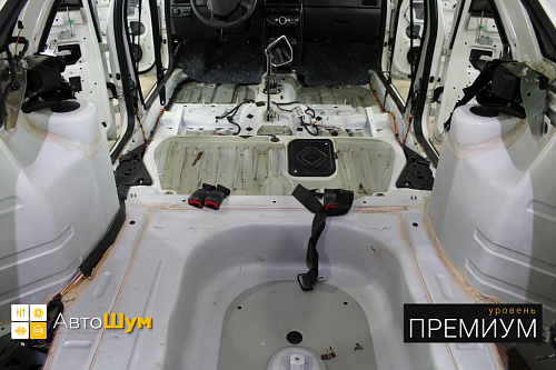 Штатная шумоизоляция багажника Лады Приоры.