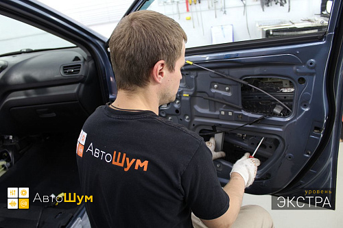 Клеим виброизоляцию внутрь двери Киа Рио