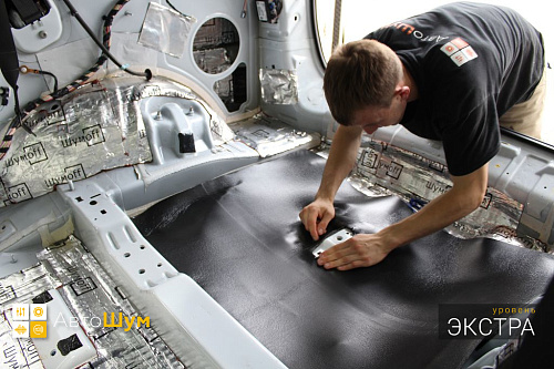 Клеим Шумофф Герметон 7Л на дно багажника Джип Гранд Чероки.